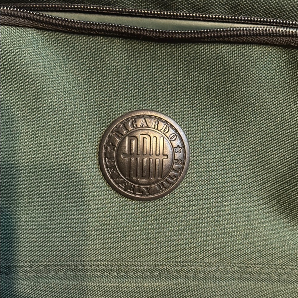 Men’s Green Travel Bag lots of space and pockets! - Picture 2 of 12